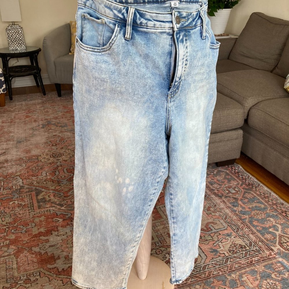 💙 Women's Ava & Viv Plus Size 18W Light Wash Jeans with Bleach Splatters